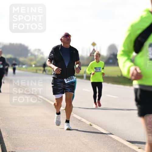 12.04.2026 - 45. Internationalen Wilhelmsburger Insellauf Dr. Thomas Lammeyer http://msf.ph/oto/9449899 12.04.2026 10:40:19 Laufen 3202, 2385 meine-sportfotos.de