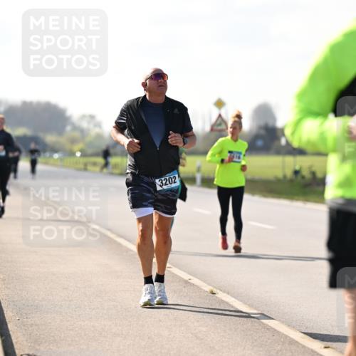 12.04.2026 - 45. Internationalen Wilhelmsburger Insellauf Dr. Thomas Lammeyer http://msf.ph/oto/9449900 12.04.2026 10:40:20 Laufen 3202, 2385 meine-sportfotos.de
