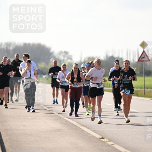12.04.2026 - 45. Internationalen Wilhelmsburger Insellauf Dr. Thomas Lammeyer http://msf.ph/oto/9450200 12.04.2026 10:41:36 Laufen 3833, 2526, 3686, 3847, 2, 3832 meine-sportfotos.de
