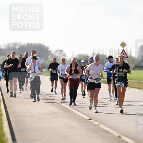 12.04.2026 - 45. Internationalen Wilhelmsburger Insellauf Dr. Thomas Lammeyer http://msf.ph/oto/9450206 12.04.2026 10:41:38 Laufen 4818, 2526, 2404, 3847, 2023, 3832 meine-sportfotos.de