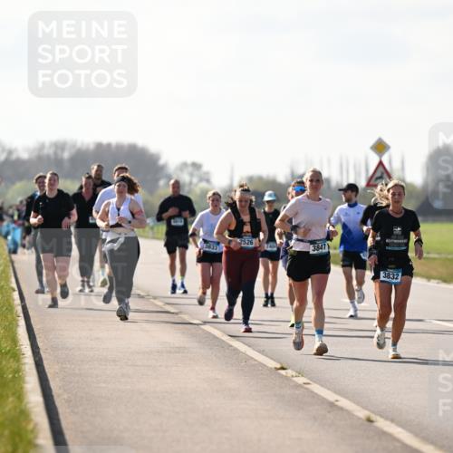 12.04.2026 - 45. Internationalen Wilhelmsburger Insellauf Dr. Thomas Lammeyer http://msf.ph/oto/9450210 12.04.2026 10:41:38 Laufen 2526, 3833, 2400, 3847, 3832 meine-sportfotos.de