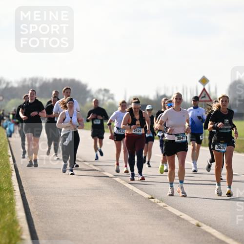 12.04.2026 - 45. Internationalen Wilhelmsburger Insellauf Dr. Thomas Lammeyer http://msf.ph/oto/9450214 12.04.2026 10:41:39 Laufen 3833, 2526, 3847, 3832 meine-sportfotos.de