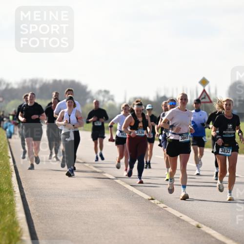 12.04.2026 - 45. Internationalen Wilhelmsburger Insellauf Dr. Thomas Lammeyer http://msf.ph/oto/9450215 12.04.2026 10:41:39 Laufen 2526, 383, 3847, 3832 meine-sportfotos.de