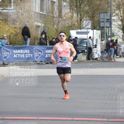 12.04.2026 - 45. Internationalen Wilhelmsburger Insellauf Strokosch-Dieckow http://msf.ph/oto/9450500 12.04.2026 10:05:42 Ziel 4342 meine-sportfotos.de