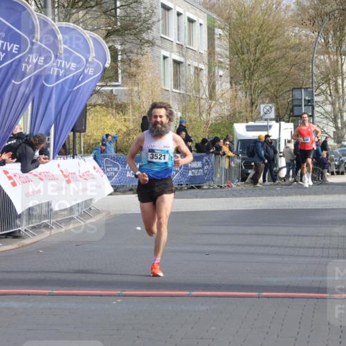 12.04.2026 - 45. Internationalen Wilhelmsburger Insellauf Strokosch-Dieckow http://msf.ph/oto/9450750 12.04.2026 10:07:02 Ziel 3521 meine-sportfotos.de