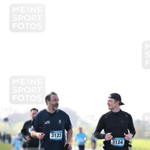 12.04.2026 - 45. Internationalen Wilhelmsburger Insellauf Dr. Thomas Lammeyer http://msf.ph/oto/9450785 12.04.2026 10:45:47 Laufen 3123, 3124 meine-sportfotos.de