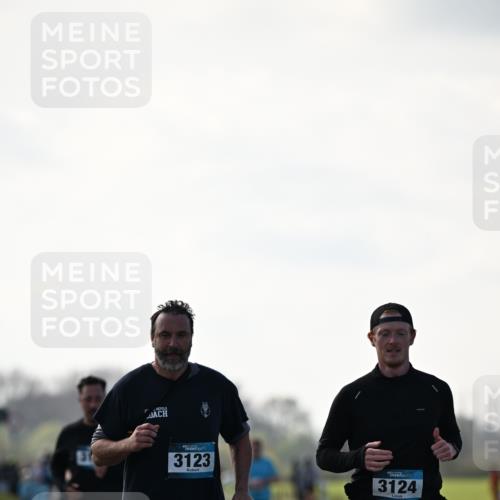 12.04.2026 - 45. Internationalen Wilhelmsburger Insellauf Dr. Thomas Lammeyer http://msf.ph/oto/9450790 12.04.2026 10:45:48 Laufen 3123, 3124 meine-sportfotos.de