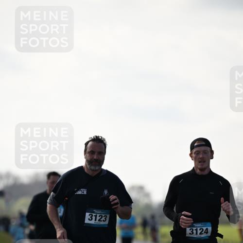 12.04.2026 - 45. Internationalen Wilhelmsburger Insellauf Dr. Thomas Lammeyer http://msf.ph/oto/9450791 12.04.2026 10:45:48 Laufen 3123, 45, 3124 meine-sportfotos.de