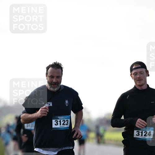 12.04.2026 - 45. Internationalen Wilhelmsburger Insellauf Dr. Thomas Lammeyer http://msf.ph/oto/9450803 12.04.2026 10:45:49 Laufen 4, 3123, 3124 meine-sportfotos.de