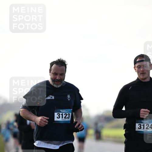 12.04.2026 - 45. Internationalen Wilhelmsburger Insellauf Dr. Thomas Lammeyer http://msf.ph/oto/9450804 12.04.2026 10:45:49 Laufen 45, 3123, 3124 meine-sportfotos.de