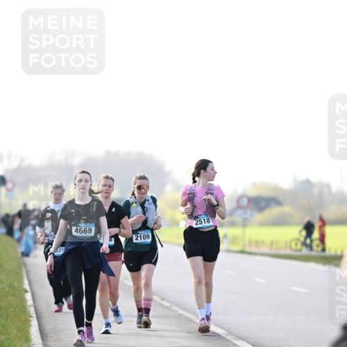 12.04.2026 - 45. Internationalen Wilhelmsburger Insellauf Dr. Thomas Lammeyer http://msf.ph/oto/9450964 12.04.2026 10:47:18 Laufen 25, 4668, 2518, 2109 meine-sportfotos.de
