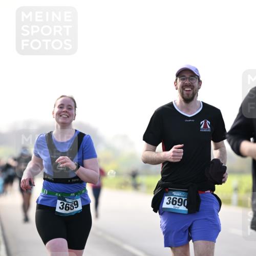 12.04.2026 - 45. Internationalen Wilhelmsburger Insellauf Dr. Thomas Lammeyer http://msf.ph/oto/9451243 12.04.2026 10:48:27 Laufen 0, 3689, 3690 meine-sportfotos.de
