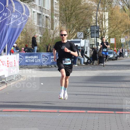 12.04.2026 - 45. Internationalen Wilhelmsburger Insellauf Strokosch-Dieckow http://msf.ph/oto/9451264 12.04.2026 10:10:52 Ziel 3429 meine-sportfotos.de