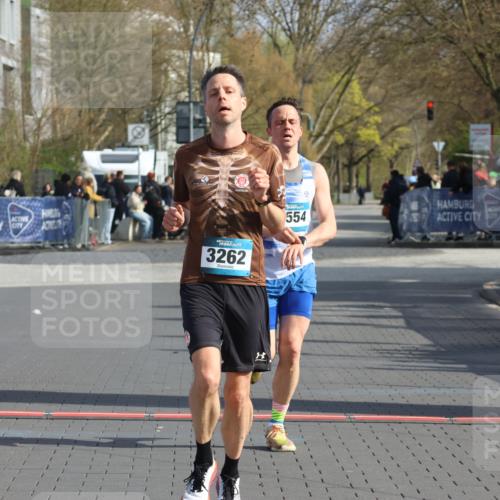 12.04.2026 - 45. Internationalen Wilhelmsburger Insellauf Strokosch-Dieckow http://msf.ph/oto/9451776 12.04.2026 10:18:46 Ziel 3262, 5554 meine-sportfotos.de