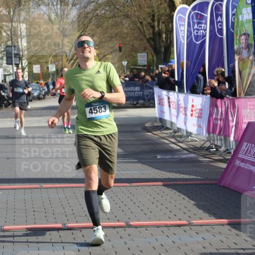12.04.2026 - 45. Internationalen Wilhelmsburger Insellauf Strokosch-Dieckow http://msf.ph/oto/9451797 12.04.2026 10:19:05 Ziel 4733, 4583 meine-sportfotos.de