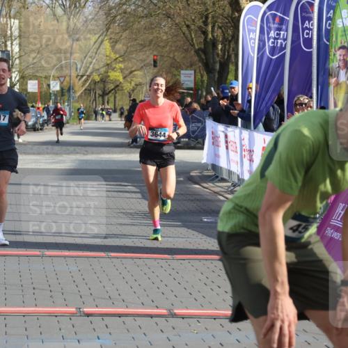 12.04.2026 - 45. Internationalen Wilhelmsburger Insellauf Strokosch-Dieckow http://msf.ph/oto/9451800 12.04.2026 10:19:09 Ziel 4583, 4117, 3644 meine-sportfotos.de