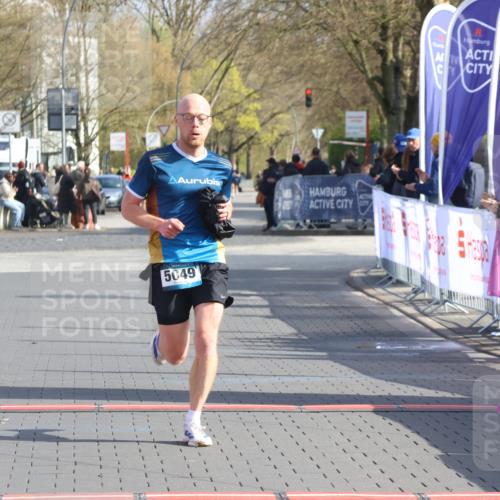 12.04.2026 - 45. Internationalen Wilhelmsburger Insellauf Strokosch-Dieckow http://msf.ph/oto/9451825 12.04.2026 10:19:33 Ziel 5049 meine-sportfotos.de