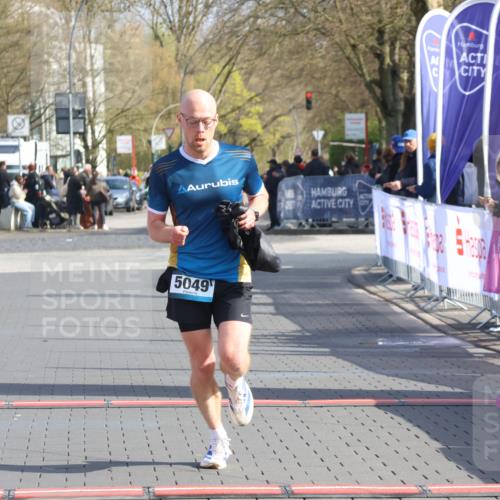 12.04.2026 - 45. Internationalen Wilhelmsburger Insellauf Strokosch-Dieckow http://msf.ph/oto/9451835 12.04.2026 10:19:34 Ziel 5049 meine-sportfotos.de