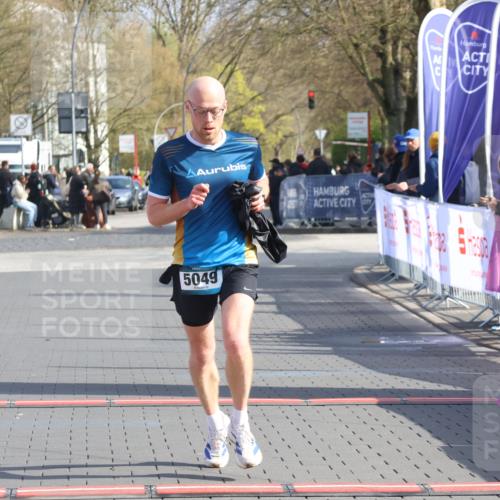 12.04.2026 - 45. Internationalen Wilhelmsburger Insellauf Strokosch-Dieckow http://msf.ph/oto/9451837 12.04.2026 10:19:34 Ziel 5049 meine-sportfotos.de