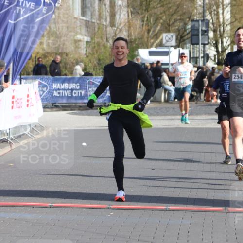 12.04.2026 - 45. Internationalen Wilhelmsburger Insellauf Strokosch-Dieckow http://msf.ph/oto/9451845 12.04.2026 10:19:43 Ziel 2671, 2549, 3289 meine-sportfotos.de