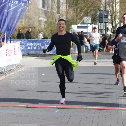 12.04.2026 - 45. Internationalen Wilhelmsburger Insellauf Strokosch-Dieckow http://msf.ph/oto/9451847 12.04.2026 10:19:43 Ziel 2671, 2549, 3289 meine-sportfotos.de