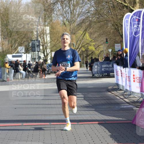 12.04.2026 - 45. Internationalen Wilhelmsburger Insellauf Strokosch-Dieckow http://msf.ph/oto/9451900 12.04.2026 10:20:03 Ziel 5652 meine-sportfotos.de