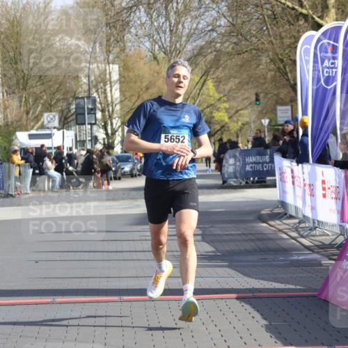 12.04.2026 - 45. Internationalen Wilhelmsburger Insellauf Strokosch-Dieckow http://msf.ph/oto/9451907 12.04.2026 10:20:03 Ziel 5652 meine-sportfotos.de