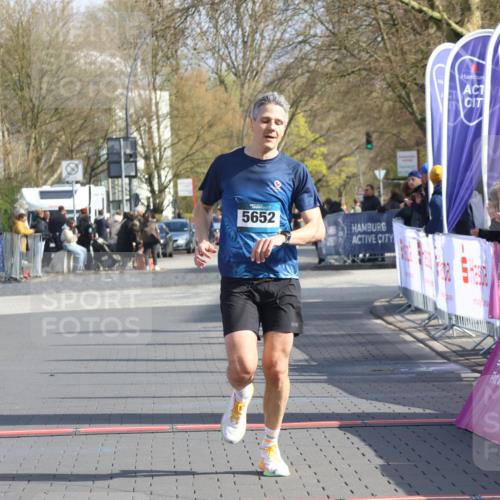 12.04.2026 - 45. Internationalen Wilhelmsburger Insellauf Strokosch-Dieckow http://msf.ph/oto/9451913 12.04.2026 10:20:04 Ziel 5652 meine-sportfotos.de