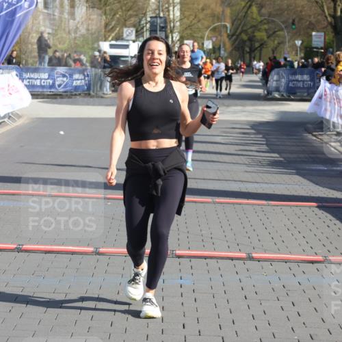 12.04.2026 - 45. Internationalen Wilhelmsburger Insellauf Strokosch-Dieckow http://msf.ph/oto/9451938 12.04.2026 10:32:42 Ziel 4554, 4378 meine-sportfotos.de