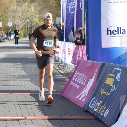12.04.2026 - 45. Internationalen Wilhelmsburger Insellauf Strokosch-Dieckow http://msf.ph/oto/9451949 12.04.2026 10:20:20 Ziel 4162 meine-sportfotos.de