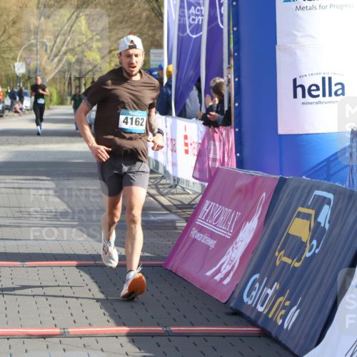 12.04.2026 - 45. Internationalen Wilhelmsburger Insellauf Strokosch-Dieckow http://msf.ph/oto/9451951 12.04.2026 10:20:20 Ziel 4162 meine-sportfotos.de