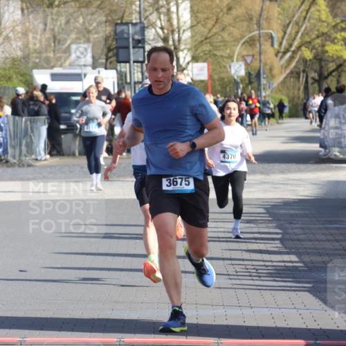 12.04.2026 - 45. Internationalen Wilhelmsburger Insellauf Strokosch-Dieckow http://msf.ph/oto/9451956 12.04.2026 10:32:51 Ziel 3675, 3876, 3506, 4370 meine-sportfotos.de