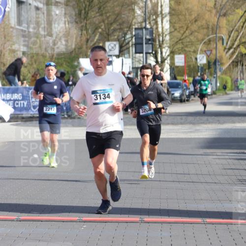 12.04.2026 - 45. Internationalen Wilhelmsburger Insellauf Strokosch-Dieckow http://msf.ph/oto/9452000 12.04.2026 10:21:11 Ziel 3134, 3208 meine-sportfotos.de