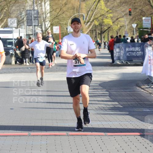 12.04.2026 - 45. Internationalen Wilhelmsburger Insellauf Strokosch-Dieckow http://msf.ph/oto/9452071 12.04.2026 10:33:23 Ziel 5623, 3708, 4322 meine-sportfotos.de