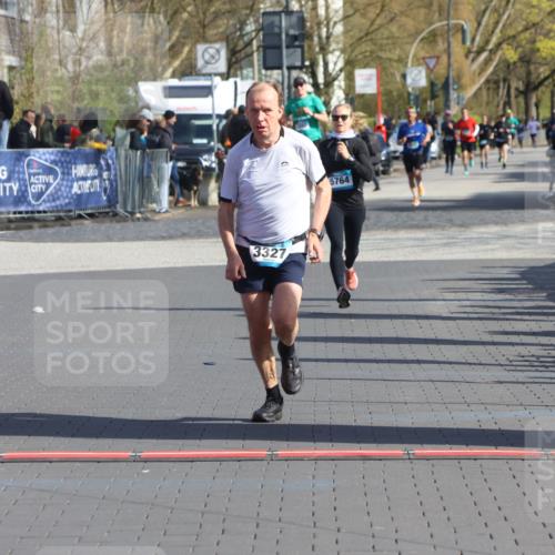 12.04.2026 - 45. Internationalen Wilhelmsburger Insellauf Strokosch-Dieckow http://msf.ph/oto/9452106 12.04.2026 10:33:27 Ziel 3708, 4322, 3327 meine-sportfotos.de