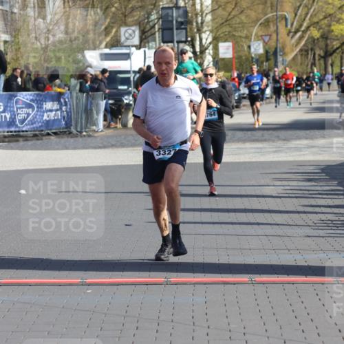 12.04.2026 - 45. Internationalen Wilhelmsburger Insellauf Strokosch-Dieckow http://msf.ph/oto/9452108 12.04.2026 10:33:27 Ziel 3708, 4322, 3327 meine-sportfotos.de
