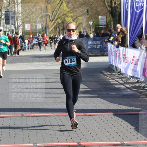 12.04.2026 - 45. Internationalen Wilhelmsburger Insellauf Strokosch-Dieckow http://msf.ph/oto/9452114 12.04.2026 10:33:32 Ziel 3327, 5764 meine-sportfotos.de