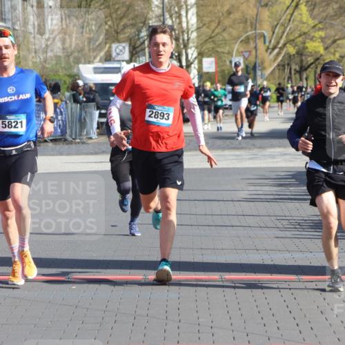 12.04.2026 - 45. Internationalen Wilhelmsburger Insellauf Strokosch-Dieckow http://msf.ph/oto/9452151 12.04.2026 10:33:50 Ziel 5821, 4738, 2893, 5843 meine-sportfotos.de