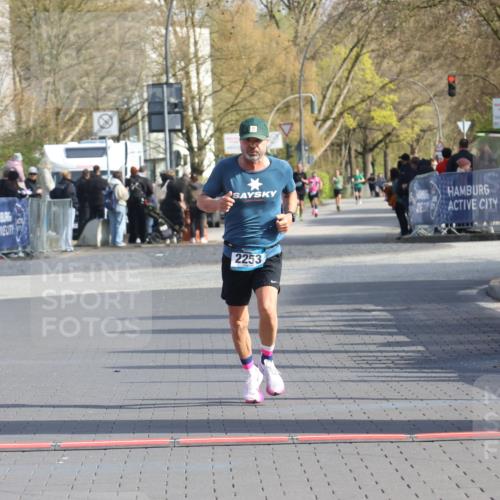 12.04.2026 - 45. Internationalen Wilhelmsburger Insellauf Strokosch-Dieckow http://msf.ph/oto/9452158 12.04.2026 10:21:55 Ziel 2253 meine-sportfotos.de