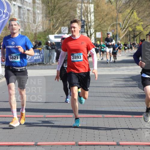 12.04.2026 - 45. Internationalen Wilhelmsburger Insellauf Strokosch-Dieckow http://msf.ph/oto/9452161 12.04.2026 10:33:51 Ziel 5821, 4738, 2893, 5843 meine-sportfotos.de