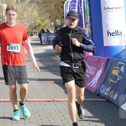 12.04.2026 - 45. Internationalen Wilhelmsburger Insellauf Strokosch-Dieckow http://msf.ph/oto/9452172 12.04.2026 10:33:52 Ziel 5821, 4738, 2893, 5843 meine-sportfotos.de
