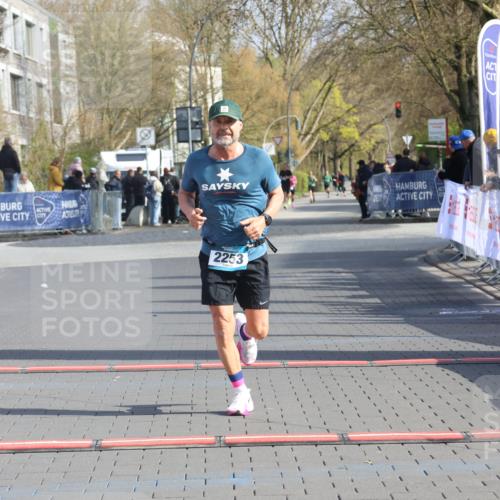 12.04.2026 - 45. Internationalen Wilhelmsburger Insellauf Strokosch-Dieckow http://msf.ph/oto/9452181 12.04.2026 10:21:57 Ziel 2253 meine-sportfotos.de