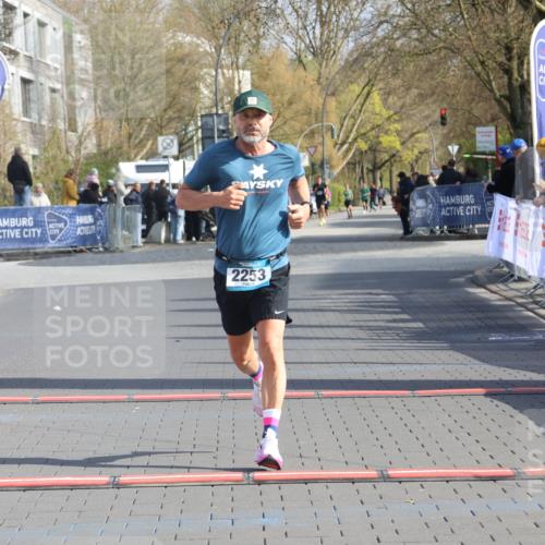 12.04.2026 - 45. Internationalen Wilhelmsburger Insellauf Strokosch-Dieckow http://msf.ph/oto/9452190 12.04.2026 10:21:57 Ziel 2253 meine-sportfotos.de