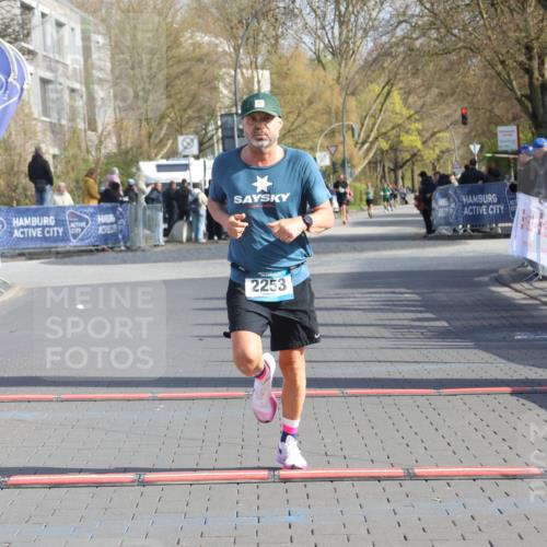 12.04.2026 - 45. Internationalen Wilhelmsburger Insellauf Strokosch-Dieckow http://msf.ph/oto/9452195 12.04.2026 10:21:57 Ziel 2253 meine-sportfotos.de