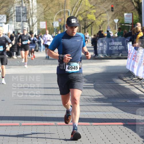 12.04.2026 - 45. Internationalen Wilhelmsburger Insellauf Strokosch-Dieckow http://msf.ph/oto/9452205 12.04.2026 10:34:05 Ziel 4945, 4043 meine-sportfotos.de