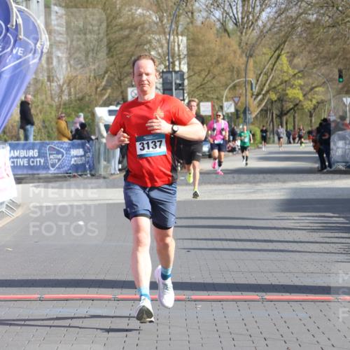 12.04.2026 - 45. Internationalen Wilhelmsburger Insellauf Strokosch-Dieckow http://msf.ph/oto/9452208 12.04.2026 10:22:12 Ziel 3137 meine-sportfotos.de