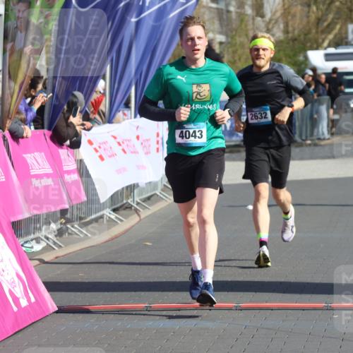 12.04.2026 - 45. Internationalen Wilhelmsburger Insellauf Strokosch-Dieckow http://msf.ph/oto/9452212 12.04.2026 10:34:08 Ziel 4945, 4043, 2632 meine-sportfotos.de