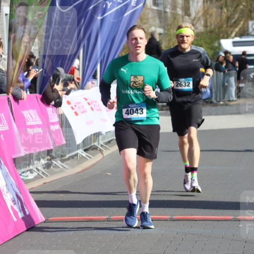 12.04.2026 - 45. Internationalen Wilhelmsburger Insellauf Strokosch-Dieckow http://msf.ph/oto/9452218 12.04.2026 10:34:08 Ziel 4945, 4043, 2632 meine-sportfotos.de