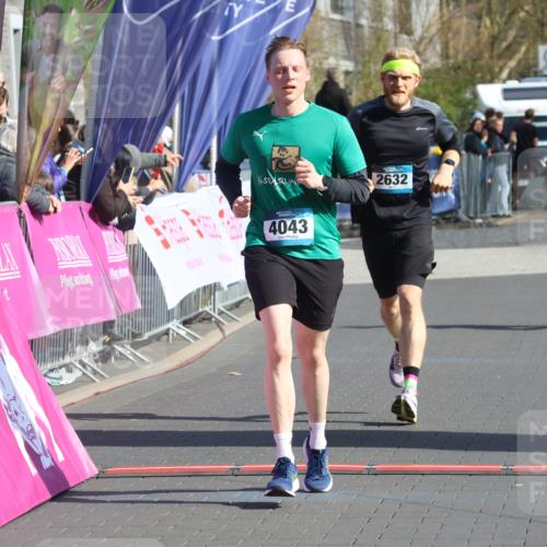 12.04.2026 - 45. Internationalen Wilhelmsburger Insellauf Strokosch-Dieckow http://msf.ph/oto/9452220 12.04.2026 10:34:08 Ziel 4945, 4043, 2632 meine-sportfotos.de