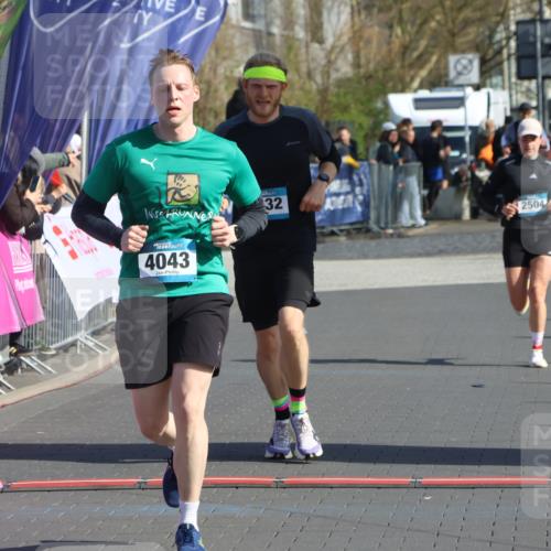 12.04.2026 - 45. Internationalen Wilhelmsburger Insellauf Strokosch-Dieckow http://msf.ph/oto/9452224 12.04.2026 10:34:09 Ziel 4945, 4043, 2632, 2504 meine-sportfotos.de